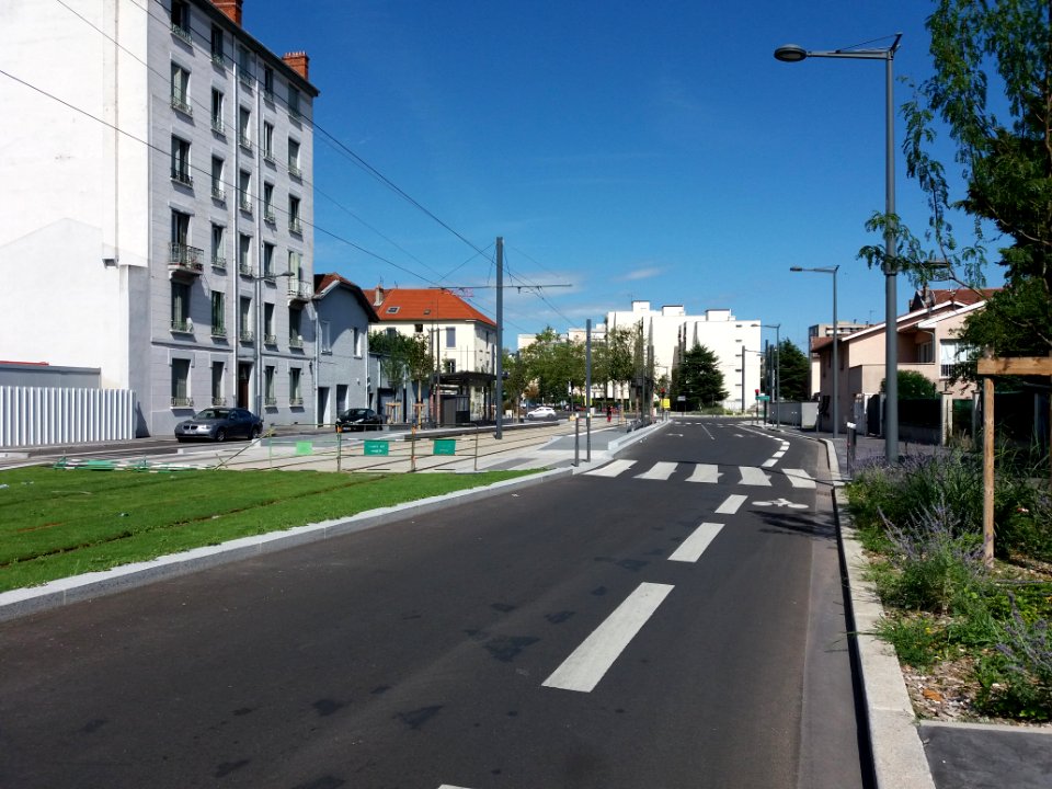 Lyon 8e - Rue Henri Barbusse, vers l'est, arrêt du tramway T6 - Petite Guille