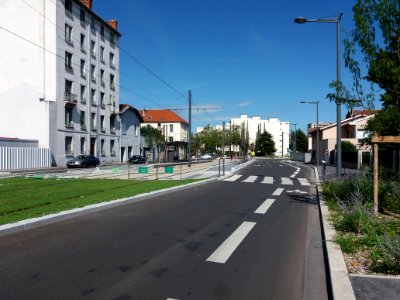 Lyon 8e - Rue Henri Barbusse, vers l'est, arrêt du tramway T6 - Petite Guille