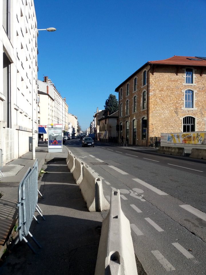 Lyon 7e - Rue de Gerland, côté nord au niveau de la rue Marie-Madeleine Fourcade