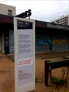 Lyon 8e - Square des Amériques, plaque sculture monumentale de Karina Bisch