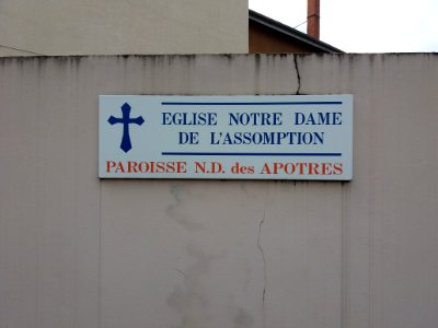 Lyon 8e - Rue Hugues Guérin, église Notre-Dame de l'Assomption, plaque paroisse Notre-Dame des Apôtres