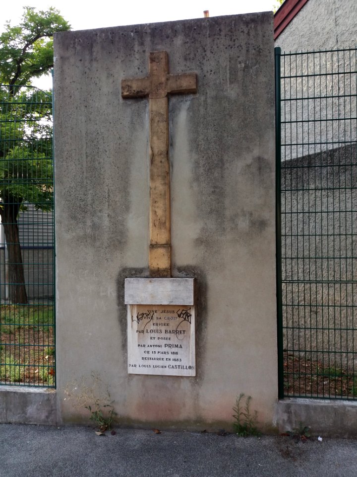 Lyon 8e - Rue Croix Barret, croix avec sa plaque