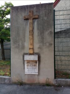 Lyon 8e - Rue Croix Barret, croix avec sa plaque