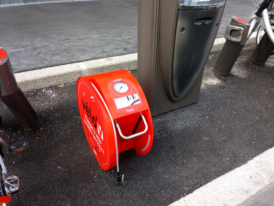 Lyon 8e - Rue Henri Barbusse, station Vélo'v 8020, pompe à vélo