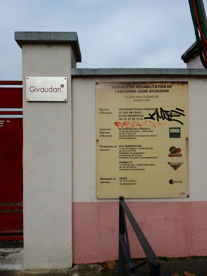 Lyon 8e - Rue Paul Cazeneuve, plaque de l'ancienne usine Givaudan