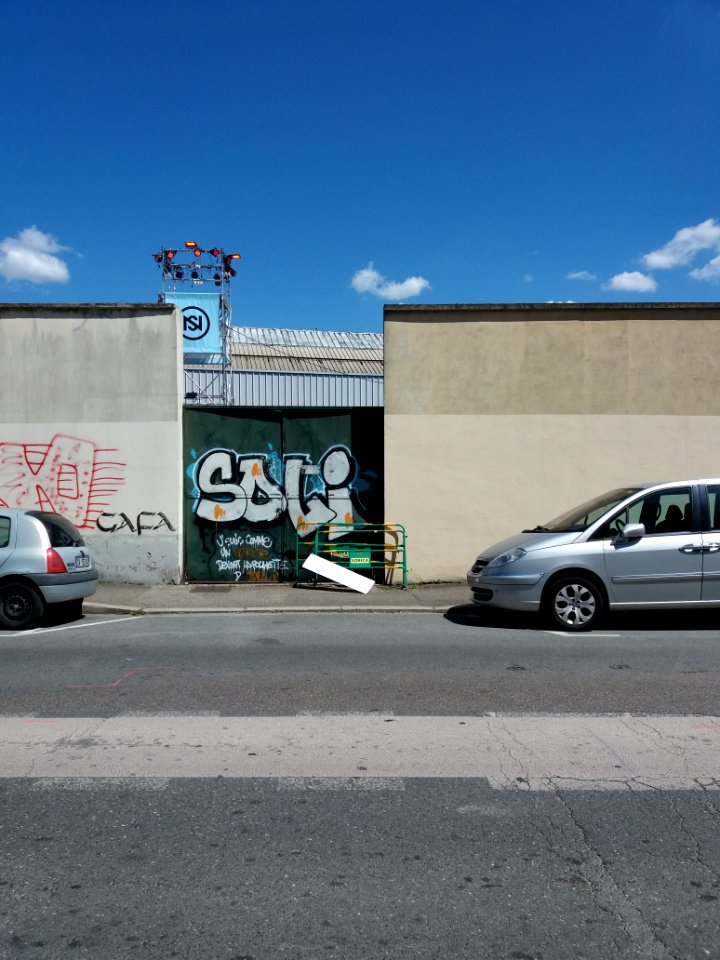Lyon 7e - Rue de Gerland, anciennes usines Fagor-Brandt, installation pour les Nuits sonores derrière le portail