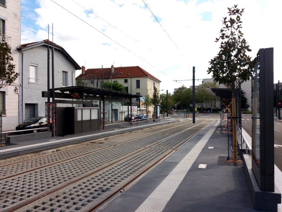 Lyon 8e - Rue Henri Barbusse, vers l'est, arrêt du tramway T6 - Petite Guille, quais