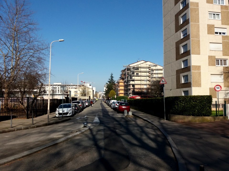 Lyon 7e - Rue Lieutenant-colonel Girard, vue depuis l'avenue Leclerc