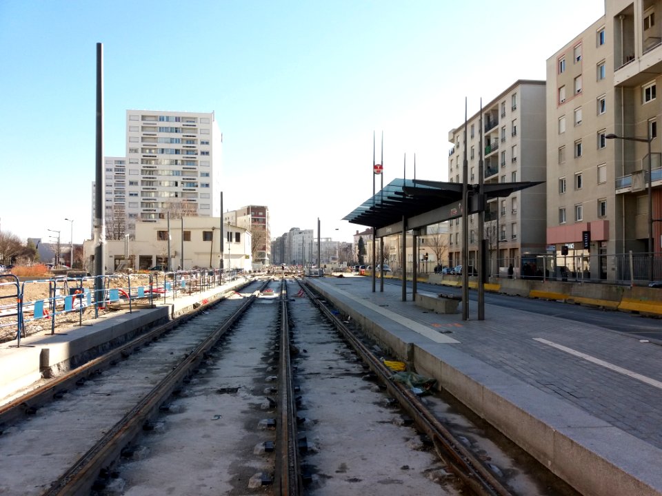 Lyon 7e - Rue Debourg, arrêt de trawmay en travaux pour l'ajout du terminus du T6
