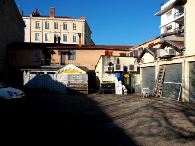 Lyon 7e - Rue de Gerland, cour aux numéros 69 et 71, vers l'ouest