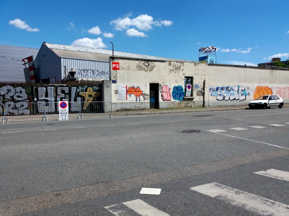 Lyon 7e - Rue de Gerland, anciennes usines Fagor-Brandt, installation pour les Nuits sonores