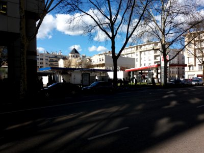Lyon 7e - Rue Garibaldi, station service et clocher de l'église arménienne Saint-Jacques
