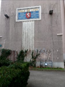 Lyon 7e - Rue de Gerland, plaque Cité jardin de Gerland sur l'immeuble au numéro 174