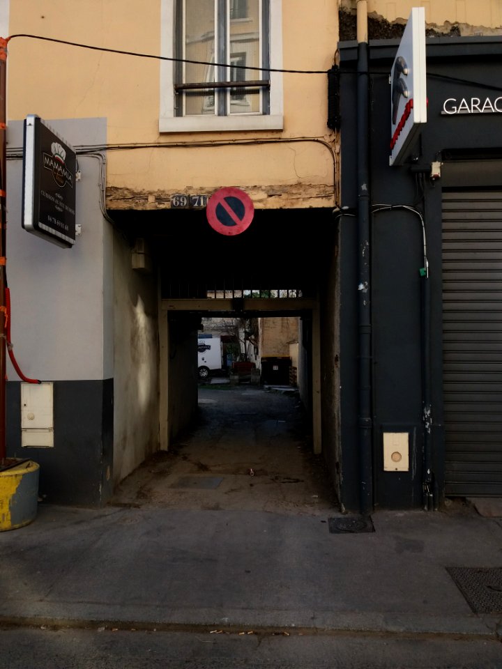 Lyon 7e - Rue de Gerland, entrée de la cour aux numéros 69 et 71