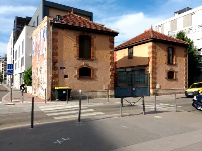 Lyon 7e - Rue du Béguin, maisons en briques à l'intersection avec la rue du Bâtonnier Jacquier photo