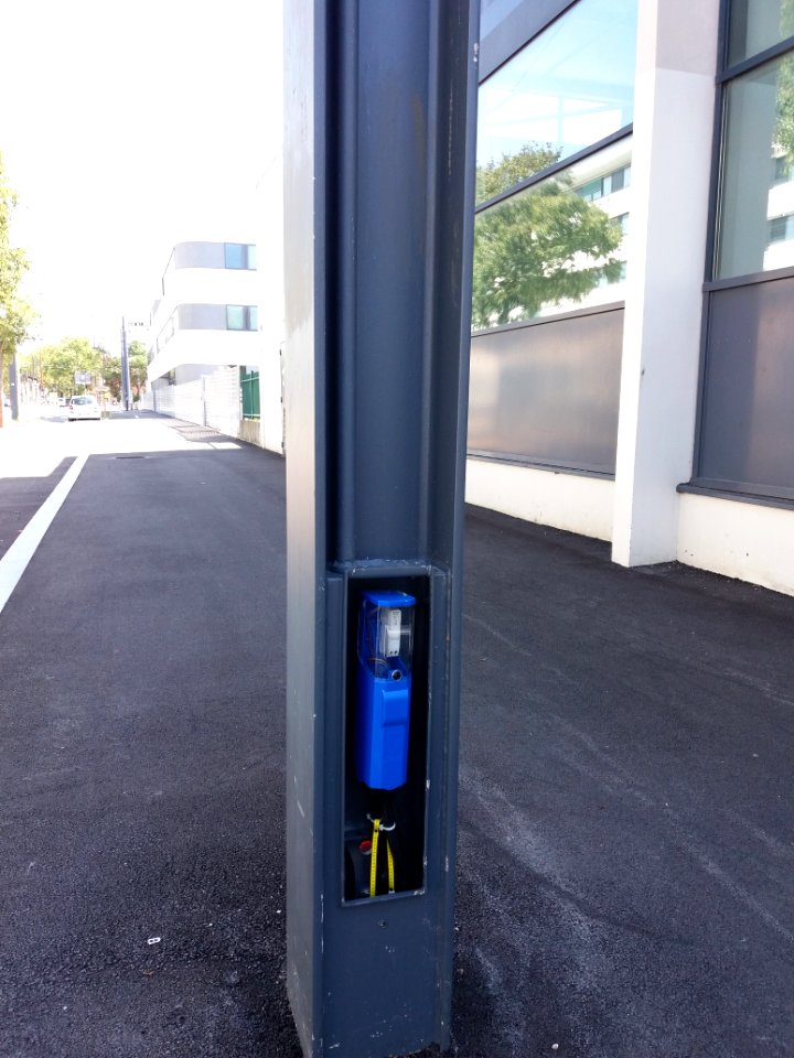 Lyon 8e - Boulevard Edmond Michelet, pied de support de ligne du tramway, connexion électrique