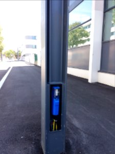 Lyon 8e - Boulevard Edmond Michelet, pied de support de ligne du tramway, connexion électrique