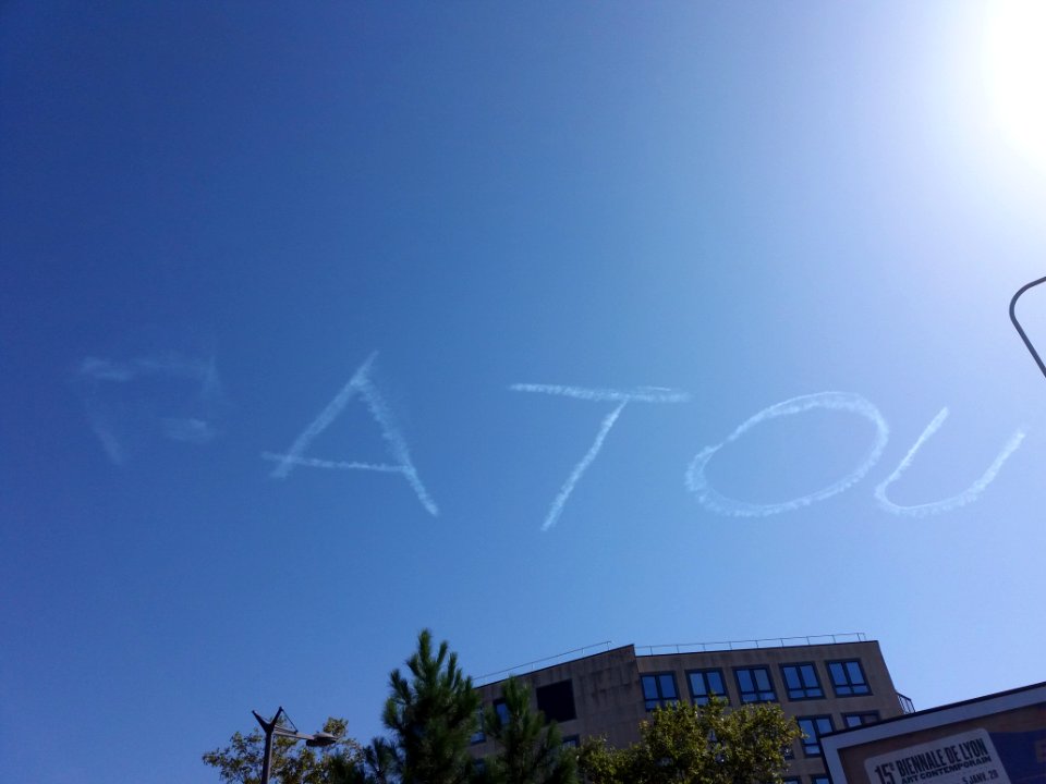 Lyon 8e - Cours Albert Thomas, PATOU écrit dans le ciel