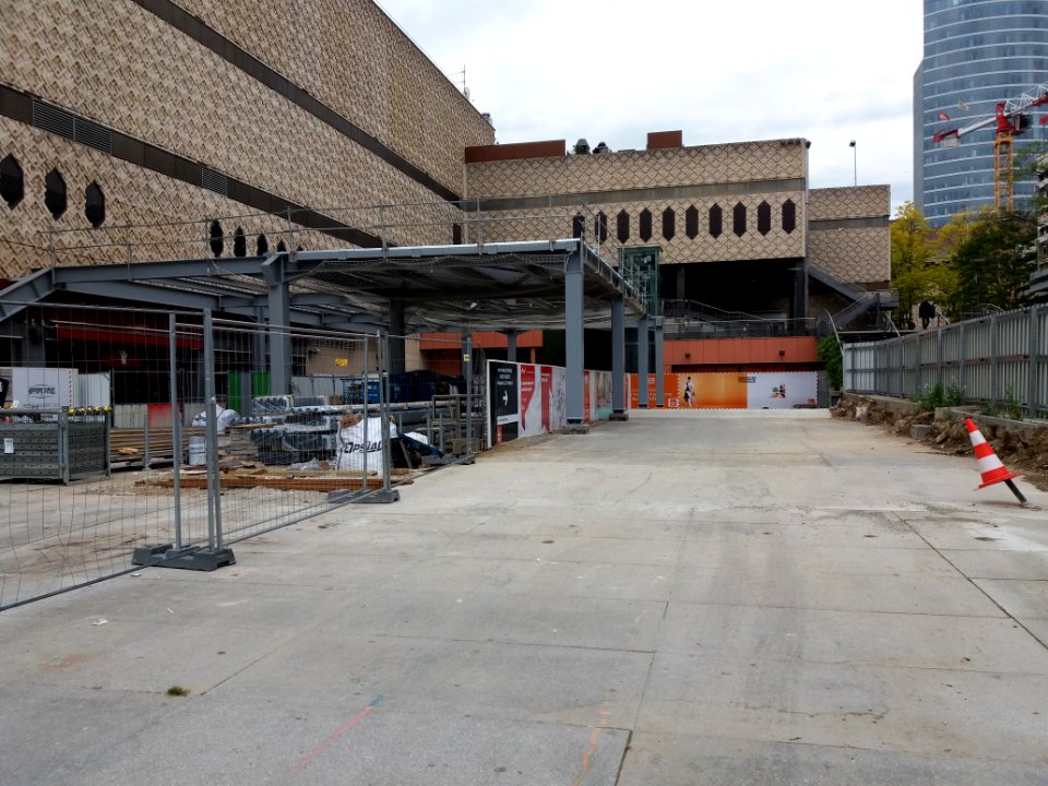 Lyon 7e - Rue du Docteur Bouchut, installation d'une structure métallique à côté du centre commercial