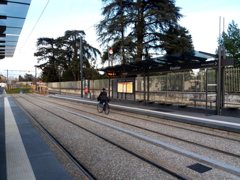 Lyon 8e - Boulevard Pinel, arrêt du tramway T6 - Vinatier, après ouverture