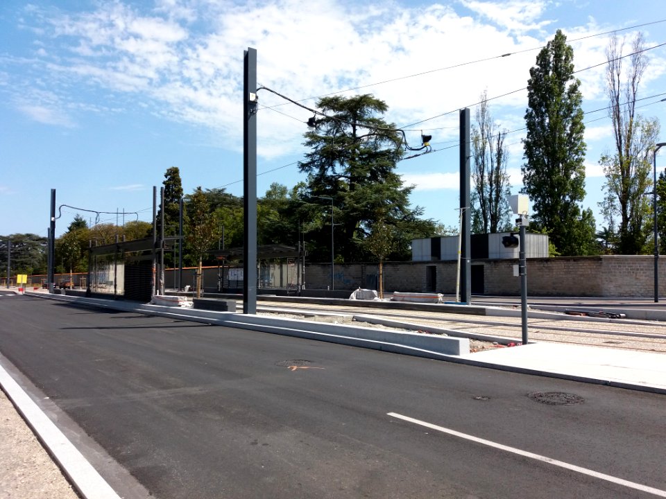 Lyon 8e - Boulevard Pinel, arrêt du tramway T6 - Desgenettes (1)