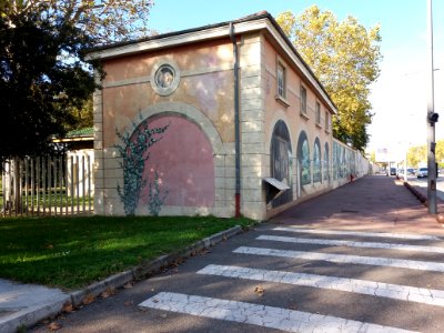 Lyon 8e - Centre hospitalier Saint-Jean-de-Dieu, bâtiment route de Vienne portant la fresque du millénaire (première partie)