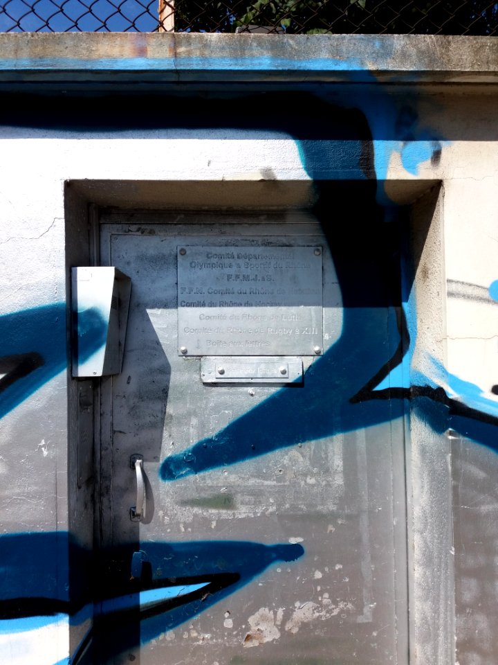 Lyon 7e - Rue de Gerland, porte au numéro 186, plaque de comités sportifs