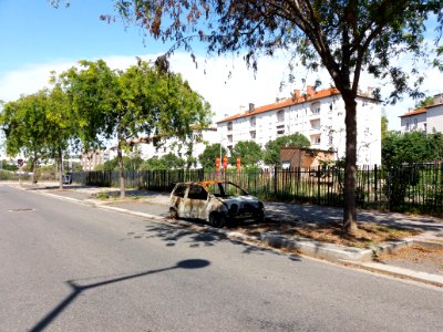 Lyon 7e - Rue Jean Baldassini, voiture brûlée