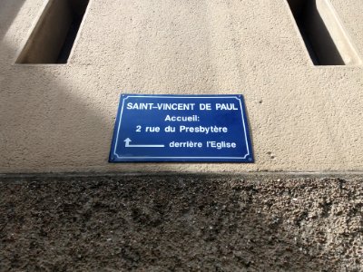 Lyon 8e - Place Louis Lebret, plaque indiquant l'accueil de l'église