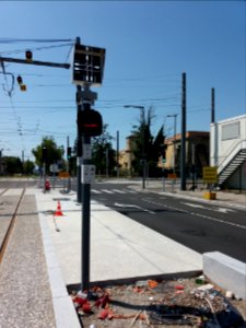 Lyon 8e - Boulevard Pinel, arrêt du tramway T6 - Desgenettes, feu de croisement avec le tramway T2