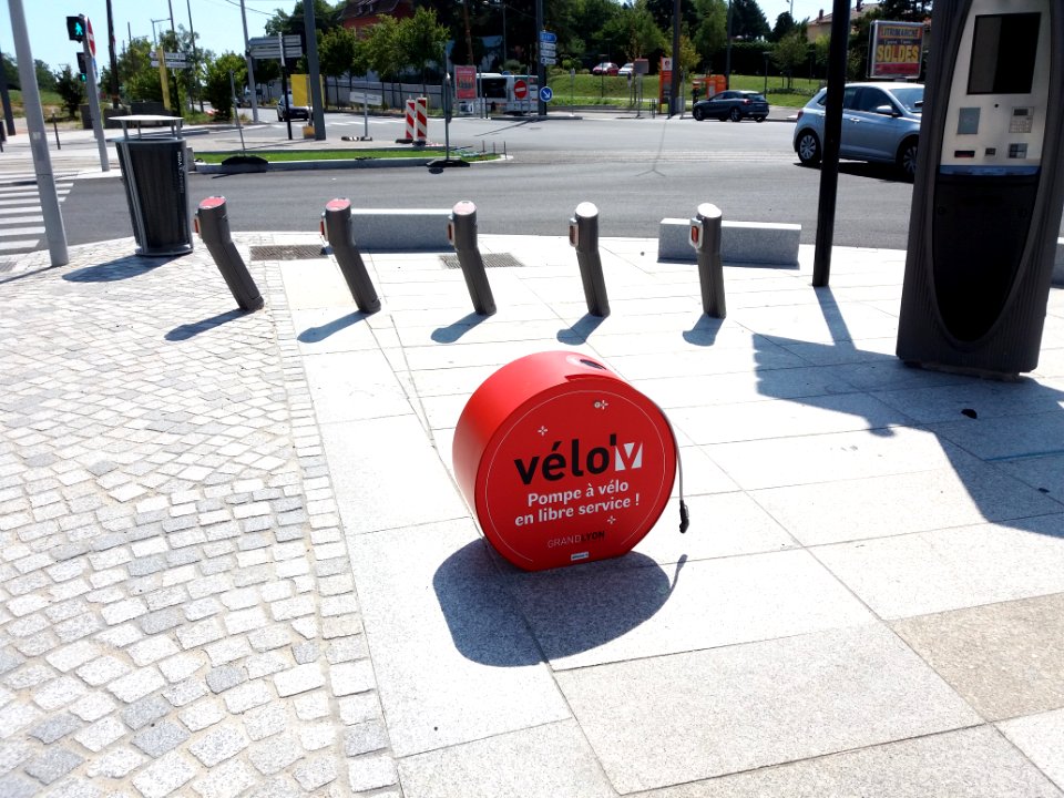Lyon 8e - Avenue Mermoz, station Velo'v 8023, pompe à vélo