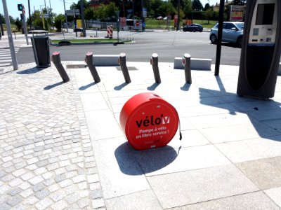 Lyon 8e - Avenue Mermoz, station Velo'v 8023, pompe à vélo