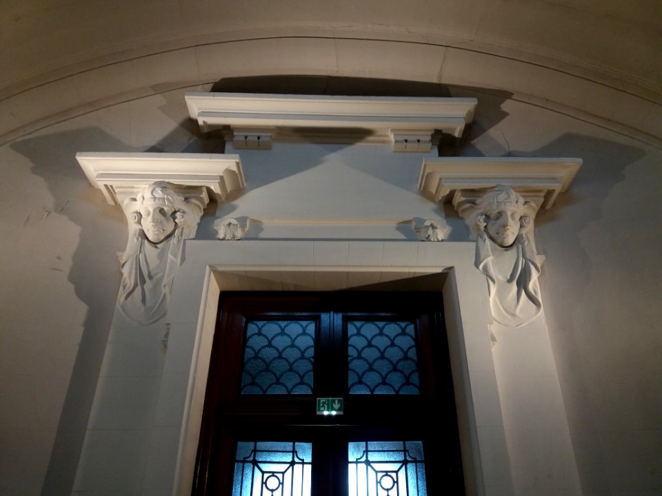 Lyon 8e - Crématorium de Lyon - Salle Édouard Herriot - Sculptures au-dessus de la porte