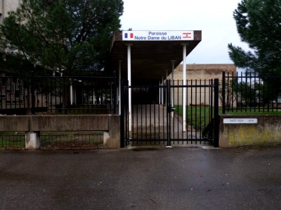 Lyon 8e - Avenue Viviani, entrée de l'église Saint-Jean-Apôtre
