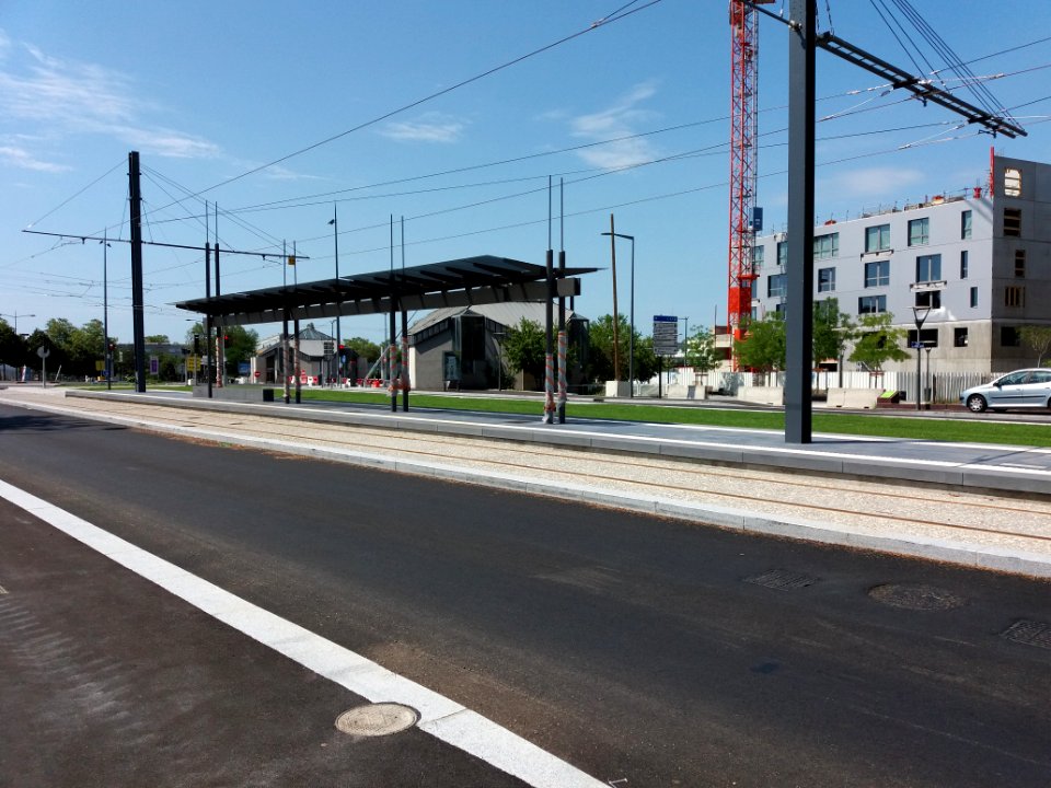 Lyon 8e - Boulevard Pinel, voie d'arrêt du tramway T6