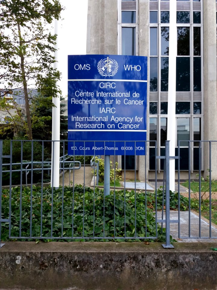 Lyon 8e - Cours Albert Thomas, plaque du Centre International de Recherche sur le Cancer (CIRC, IARC)