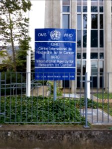 Lyon 8e - Cours Albert Thomas, plaque du Centre International de Recherche sur le Cancer (CIRC, IARC)