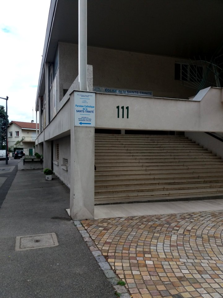 Lyon 8e - Place Marc Sangnier, plaques de la paroisse et de l'église de la Sainte-Trinité