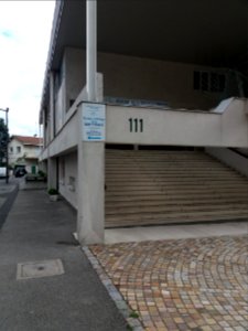 Lyon 8e - Place Marc Sangnier, plaques de la paroisse et de l'église de la Sainte-Trinité