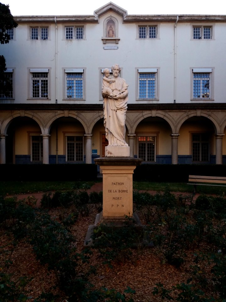 Lyon 8e - Cloître de l'Hôpital Saint-Jean-de-Dieu, statue de Saint Joseph