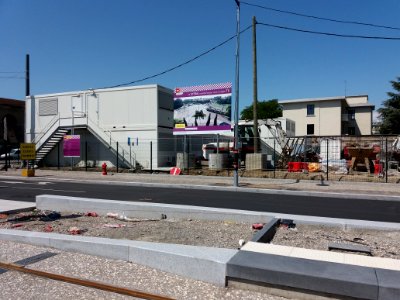 Lyon 8e - Boulevard Pinel, arrêt du tramway T6 - Desgenettes, maison de chantier