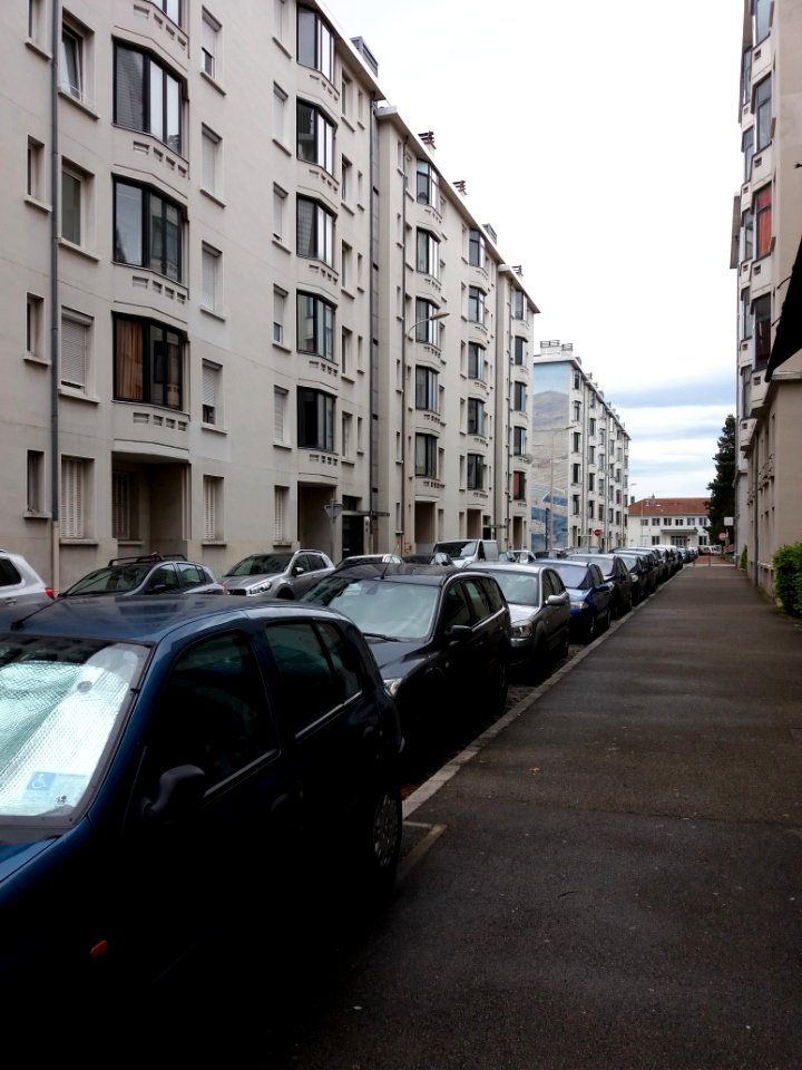 Lyon 8e - Rue des Serpollières, côté sud depuis le trottoir