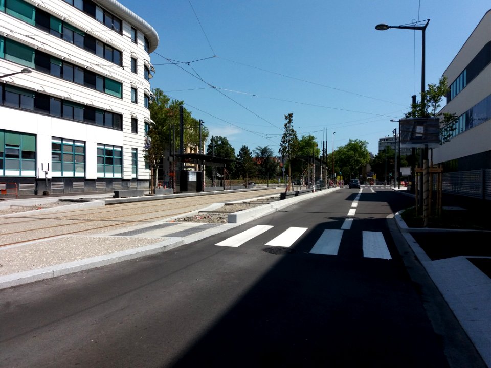 Lyon 8e - Boulevard Edmond Michelet, arrêt du tramway T6 - Mermoz - Californie