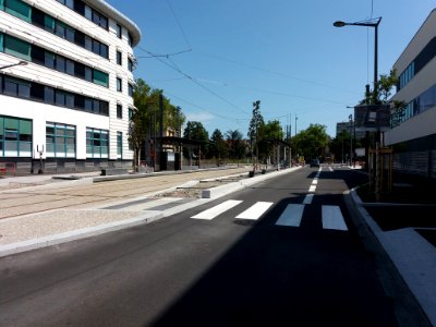 Lyon 8e - Boulevard Edmond Michelet, arrêt du tramway T6 - Mermoz - Californie