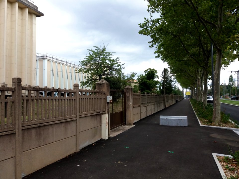 Lyon 8e - Boulevard Pinel, entrée du réservoir Bron-Vinatier