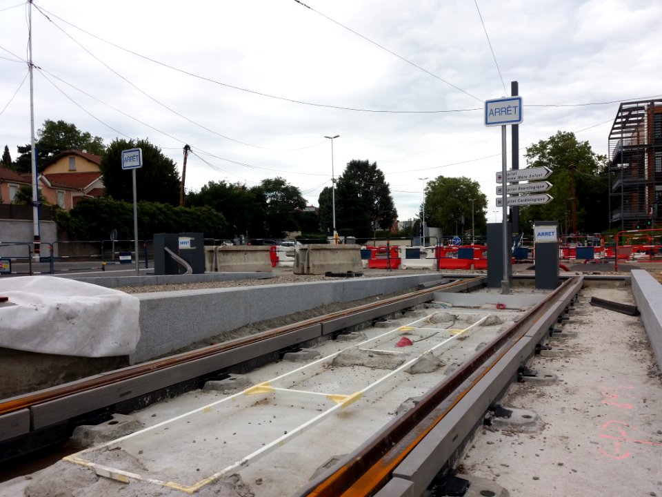 Lyon 8e - Boulevard Pinel, arrêt du tramway T6 - Hôpitaux Est - Pinel, panneaux d'arrêt