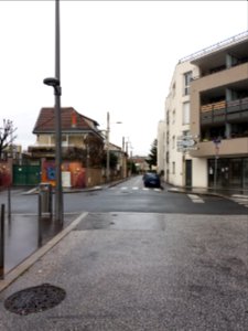 Lyon 8e - Rue du Moulin à Vent, vers l'est, en traversant la rue Professeur Roux