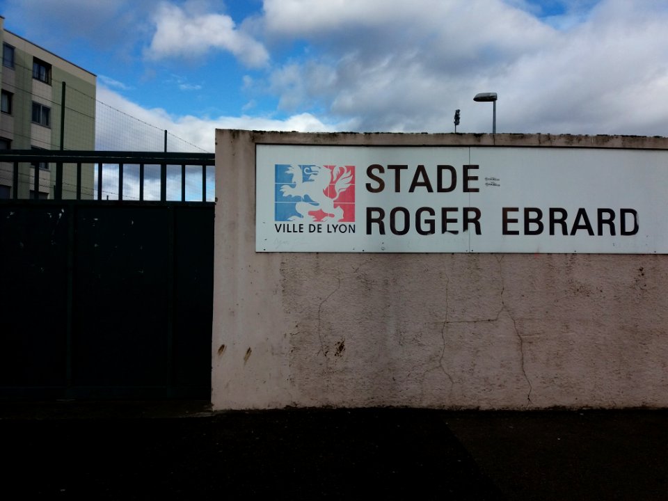 Lyon 8e - Avenue Viviani, plaque du stade Roger Ebrard