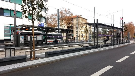 Lyon 8e - Boulevard Edmond Michelet, arrêt du tramway T6 - Mermoz - Californie, après ouverture