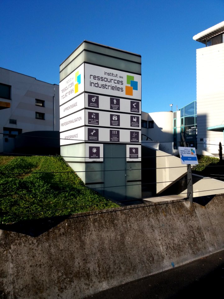 Lyon 8e - Rue du Professeur Beauvisage, tour Institut des ressources industrielles